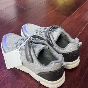 Brand New with tags Italian Brand Geox Silver Girls’ Sneakers size US2 EU31